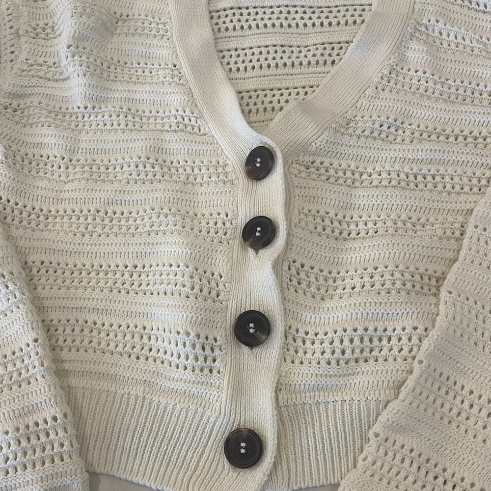 NWOT H&M Cream Cropped Sweater with V-Neck and Long Sleeves